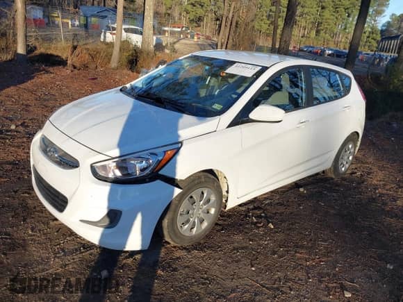 2016 Hyundai Accent SE z VIN KMHCT5AE9GU290829, wystawiony jako IAAI lot #41209115 z przebiegiem 27 998 mil mil oraz . Historia ofert i sprzedaży dostępna na DreamBid. Obrazek 2.