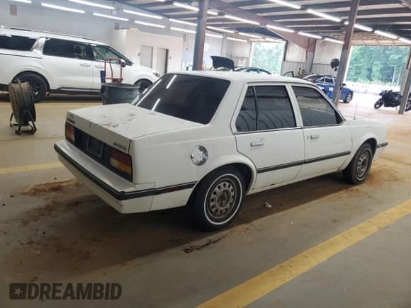1987 Chevrolet Cavalier z VIN 1G1JC511XH7154372, wystawiony jako Copart lot #62254405 z przebiegiem 433 621 mil mil oraz Szkoda całkowita • Salvage title. Historia ofert i sprzedaży dostępna na DreamBid. Obrazek 3.