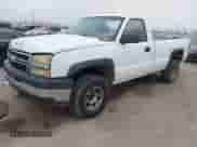 2006 Chevrolet Silverado 2500HD Work Truck z VIN 1GCHC24U06E289959, wystawiony jako IAAI lot #41517741 z przebiegiem 420 852 mil mil oraz . Historia ofert i sprzedaży dostępna na DreamBid. Obrazek 2.