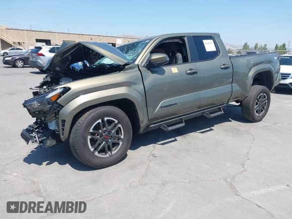 2024 Toyota Tacoma SR5 z VIN 3TMLB5JN8RM007836, wystawiony jako IAAI lot #42443151 z przebiegiem Nie podano mil oraz . Historia ofert i sprzedaży dostępna na DreamBid. Obrazek 2.