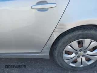 2012 Chevrolet Cruze LS z VIN 1G1PD5SH2C7155978, wystawiony jako IAAI lot #43494006 z przebiegiem 141 977 mil mil oraz . Historia ofert i sprzedaży dostępna na DreamBid. Obrazek 6.