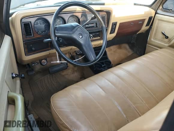 1988 Dodge D/W 100 with VIN 1B7FD04XXJS678038, listed as a Copart auction lot 84737964 with 19,276 mi miles and Salvage title. Bid and sale history available at DreamBid. Image 8.