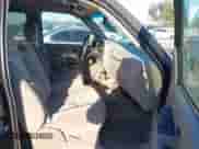 2005 Chevrolet Silverado 1500 LS z VIN 2GCEC19V851160608, wystawiony jako IAAI lot #43504257 z przebiegiem 171 654 mil mil oraz . Historia ofert i sprzedaży dostępna na DreamBid. Obrazek 5.