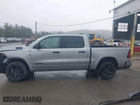 2025 Ram 1500 Big Horn с VIN 1C6RRFFG4SN514872, выставлен на аукционе IAAI как лот 41967428 с пробегом 6 937 миль миль и . История ставок и продаж доступна на DreamBid. Изображение 14.