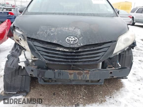 2012 Toyota Sienna с VIN 5TDKA3DC9CS012371, выставлен на аукционе IAAI как лот 40902392 с пробегом 284 276 миль миль и . История ставок и продаж доступна на DreamBid. Изображение 6.