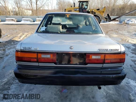1990 Toyota Camry z VIN 4T1VV21EXLU008760, wystawiony jako Copart lot #88344665 z przebiegiem 154 971 mil mil oraz Nie do naprawy • Non repairable. Historia ofert i sprzedaży dostępna na DreamBid. Obrazek 6.