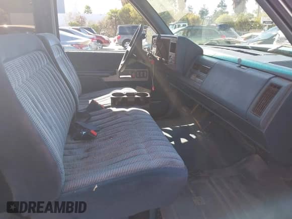 1991 GMC Sierra 1500 z VIN 2GTEC19K8M1514678, wystawiony jako IAAI lot #43387857 z przebiegiem 161 656 mil mil oraz . Historia ofert i sprzedaży dostępna na DreamBid. Obrazek 5.