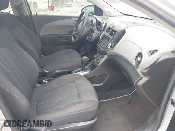 2013 Chevrolet Sonic LT с VIN 1G1JC6SB8D4157702, выставлен на аукционе IAAI как лот 43072159 с пробегом 97 833 миль миль и . История ставок и продаж доступна на DreamBid. Изображение 5.