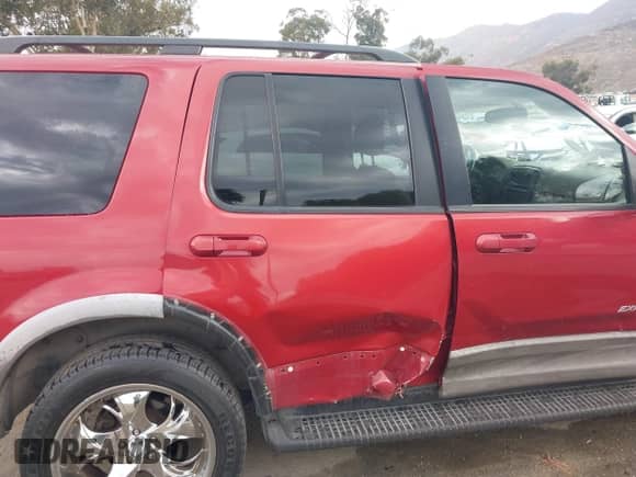2002 Ford Explorer XLT z VIN 1FMZU63K82ZC64668, wystawiony jako IAAI lot #43412359 z przebiegiem 242 402 mil mil oraz . Historia ofert i sprzedaży dostępna na DreamBid. Obrazek 6.