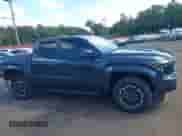 2025 Toyota Tacoma SR z VIN 3TMLB5JN9SM122113, wystawiony jako IAAI lot #43150778 z przebiegiem 3 655 mil mil oraz . Historia ofert i sprzedaży dostępna na DreamBid. Obrazek 13.