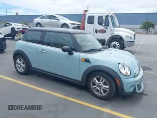 2011 MINI Hardtop z VIN WMWSU3C58BT095623, wystawiony jako IAAI lot #42784270 z przebiegiem 81 333 mil mil oraz . Historia ofert i sprzedaży dostępna na DreamBid. Obrazek 1.