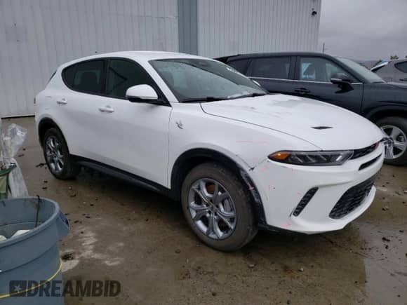 2024 Dodge Hornet R/T z VIN ZACPDFCW8R3A28813, wystawiony jako Copart lot #47790805 z przebiegiem 24 034 mil mil oraz Szkoda całkowita • Salvage title. Historia ofert i sprzedaży dostępna na DreamBid. Obrazek 4.