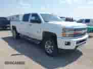 2015 Chevrolet Silverado 2500HD High Country z VIN 1GC1KXE8XFF592342, wystawiony jako IAAI lot #43199637 z przebiegiem 239 985 mil mil oraz . Historia ofert i sprzedaży dostępna na DreamBid. Obrazek 1.