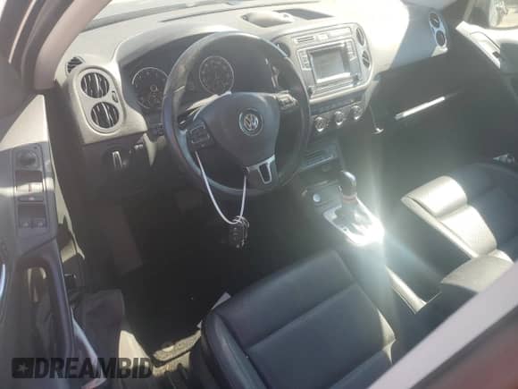 2016 Volkswagen Tiguan S с VIN WVGAV7AX2GW552886, выставлен на аукционе Copart как лот 70595895 с пробегом 74 120 миль миль и Списание • Salvage title. История ставок и продаж доступна на DreamBid. Изображение 8.