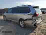 2017 Toyota Sienna LE Auto Access Seat z VIN 5TDKZ3DC1HS898153, wystawiony jako Copart lot #80461285 z przebiegiem 135 733 mil mil oraz Szkoda całkowita • Salvage title. Historia ofert i sprzedaży dostępna na DreamBid. Obrazek 2.
