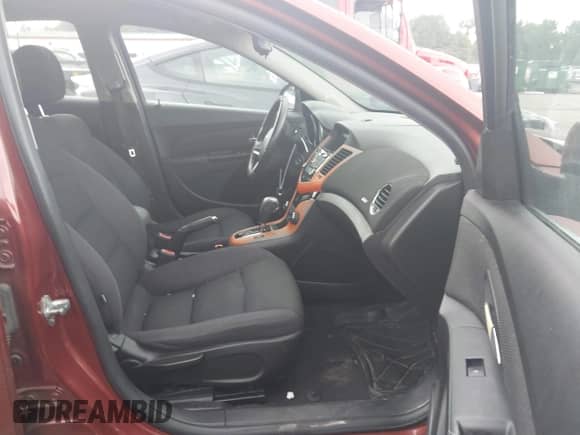 2012 Chevrolet Cruze 1LT z VIN 1G1PF5SC6C7322700, wystawiony jako IAAI lot #42955896 z przebiegiem 224 465 mil mil oraz . Historia ofert i sprzedaży dostępna na DreamBid. Obrazek 5.