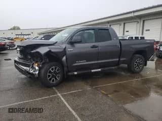 2015 Toyota Tundra SR z VIN 5TFUW5F11FX420220, wystawiony jako Copart lot #82267395 z przebiegiem 29 982 mil mil oraz Szkoda całkowita • Salvage title. Historia ofert i sprzedaży dostępna na DreamBid. Obrazek 1.