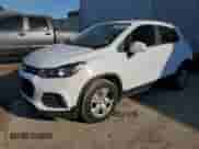 2018 Chevrolet Trax LS z VIN KL7CJKSB7JB724176, wystawiony jako Copart lot #81031025 z przebiegiem 105 307 mil mil oraz Czysty tytuł • Clean title. Historia ofert i sprzedaży dostępna na DreamBid. Obrazek 1.