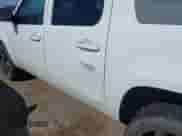 2011 Chevrolet Avalanche LS z VIN 3GNMCEE0XBG121056, wystawiony jako IAAI lot #42481426 z przebiegiem 207 183 mil mil oraz . Historia ofert i sprzedaży dostępna na DreamBid. Obrazek 17.