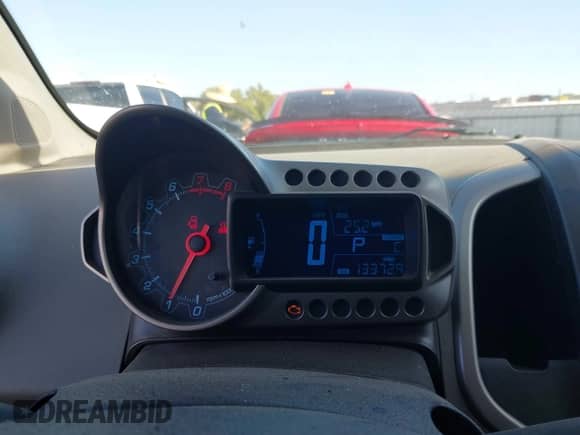 2013 Chevrolet Sonic LT с VIN 1G1JC5SHXD4214528, выставлен на аукционе IAAI как лот 43177850 с пробегом 133 729 миль миль и . История ставок и продаж доступна на DreamBid. Изображение 7.