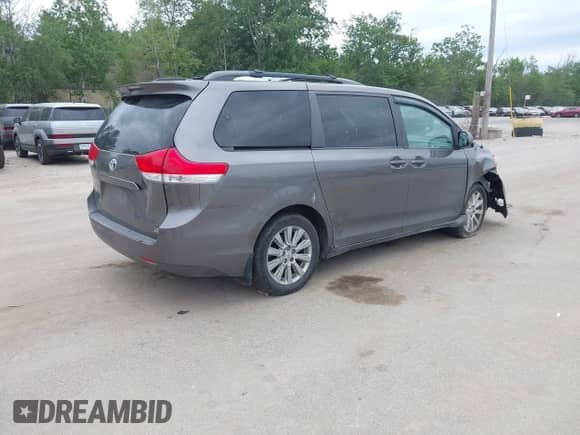 2013 Toyota Sienna LE z VIN 5TDJK3DC6DS053616, wystawiony jako IAAI lot #42555537 z przebiegiem 215 290 mil mil oraz . Historia ofert i sprzedaży dostępna na DreamBid. Obrazek 4.