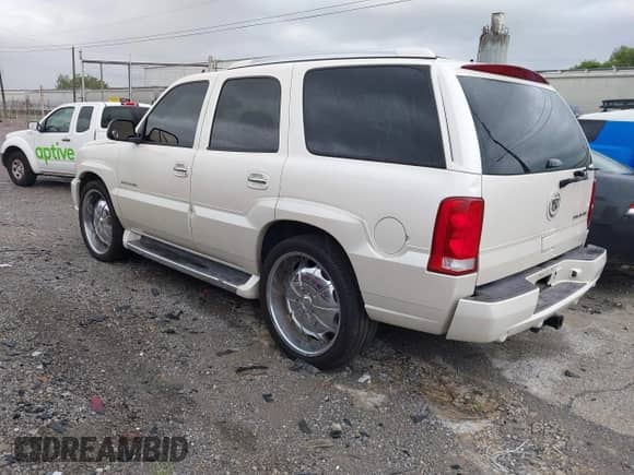 2006 Cadillac Escalade z VIN 1GYEC63N86R110123, wystawiony jako IAAI lot #42960104 z przebiegiem 210 041 mil mil oraz . Historia ofert i sprzedaży dostępna na DreamBid. Obrazek 3.