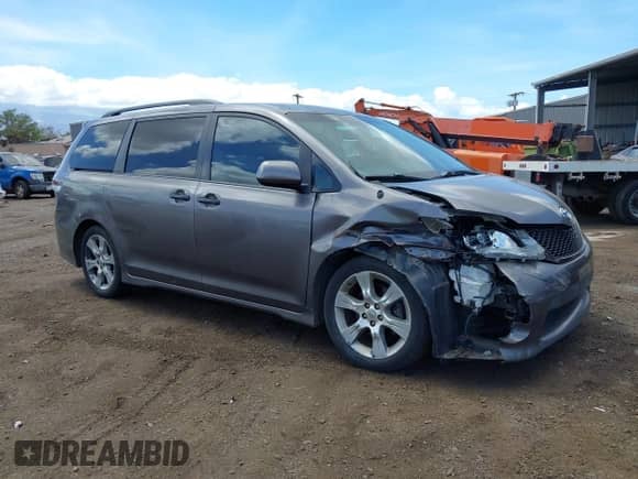 2013 Toyota Sienna SE with VIN 5TDXK3DC2DS324200, listed as a IAAI auction lot 43118012 with 158,753 mi miles and . Bid and sale history available at DreamBid. Image 1.