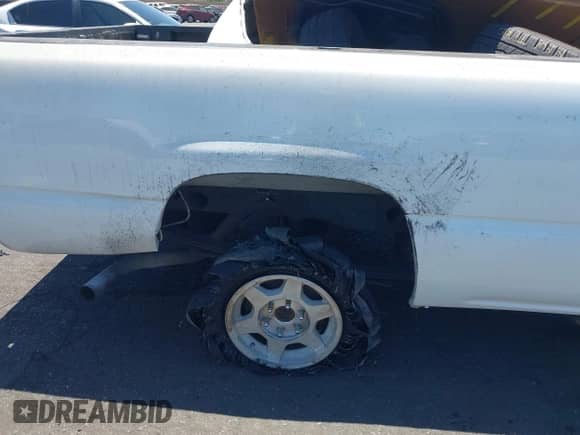 2005 GMC Sierra 1500 Work Truck z VIN 1GTEC14VX5Z164609, wystawiony jako IAAI lot #42687800 z przebiegiem 115 621 mil mil oraz . Historia ofert i sprzedaży dostępna na DreamBid. Obrazek 6.