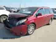 2017 Toyota Sienna XLE Auto Access Seat z VIN 5TDYZ3DC0HS886182, wystawiony jako IAAI lot #43382382 z przebiegiem 131 422 mil mil oraz . Historia ofert i sprzedaży dostępna na DreamBid. Obrazek 2.