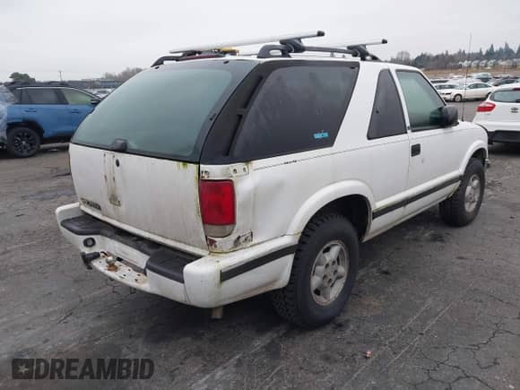 2000 Chevrolet Blazer LS с VIN 1GNCT18W6YK294336, выставлен на аукционе IAAI как лот 41337457 с пробегом 239 294 миль миль и . История ставок и продаж доступна на DreamBid. Изображение 4.