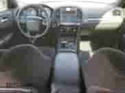 2012 Chrysler 300 S z VIN 2C3CCABG9CH229320, wystawiony jako Copart lot #71898595 z przebiegiem 144 952 mil mil oraz Czysty tytuł • Clean title. Historia ofert i sprzedaży dostępna na DreamBid. Obrazek 8.