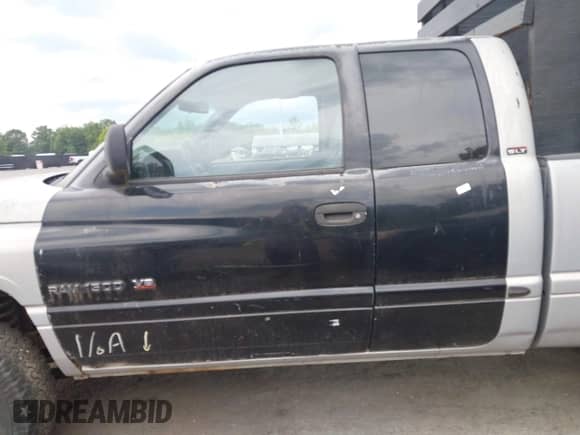 2000 Dodge 1500 z VIN 3B7HF13Y0YG108022, wystawiony jako IAAI lot #42515184 z przebiegiem 106 492 mil mil oraz . Historia ofert i sprzedaży dostępna na DreamBid. Obrazek 6.