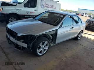 2011 Mercedes-Benz C 300 Sport z VIN WDDGF5EB9BR137933, wystawiony jako Copart lot #70696465 z przebiegiem 215 238 mil mil oraz Szkoda całkowita • Salvage title. Historia ofert i sprzedaży dostępna na DreamBid. Obrazek 1.