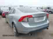 2013 Volvo S60 T5 Premier z VIN YV1612FS8D1212862, wystawiony jako IAAI lot #43112996 z przebiegiem 159 493 mil mil oraz . Historia ofert i sprzedaży dostępna na DreamBid. Obrazek 3.