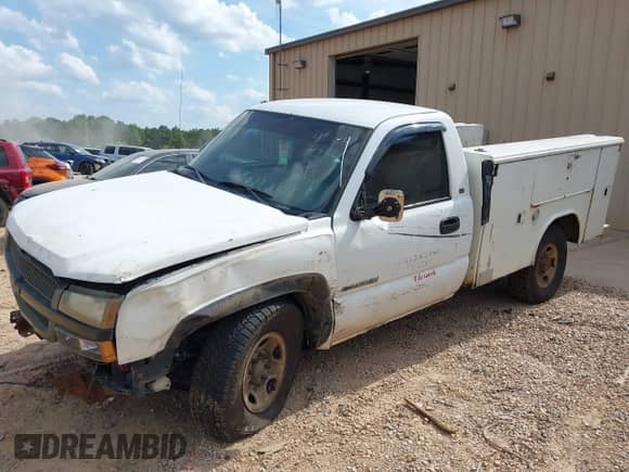 2003 Chevrolet Silverado 2500HD z VIN 1GBHK24U43E255655, wystawiony jako IAAI lot #42124091 z przebiegiem 354 543 mil mil oraz . Historia ofert i sprzedaży dostępna na DreamBid. Obrazek 2.
