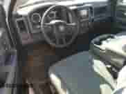 2018 Ram 1500 Tradesman z VIN 3C6JR6DT7JG304609, wystawiony jako Copart lot #55684295 z przebiegiem 73 075 mil mil oraz Szkoda całkowita • Salvage title. Historia ofert i sprzedaży dostępna na DreamBid. Obrazek 8.