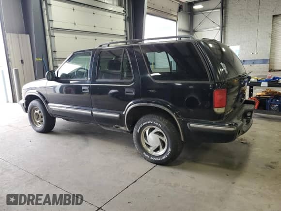 1998 Chevrolet Blazer LT z VIN 1GNDT13W3W2139171, wystawiony jako Copart lot #50983195 z przebiegiem 157 580 mil mil oraz Czysty tytuł • Clean title. Historia ofert i sprzedaży dostępna na DreamBid. Obrazek 2.