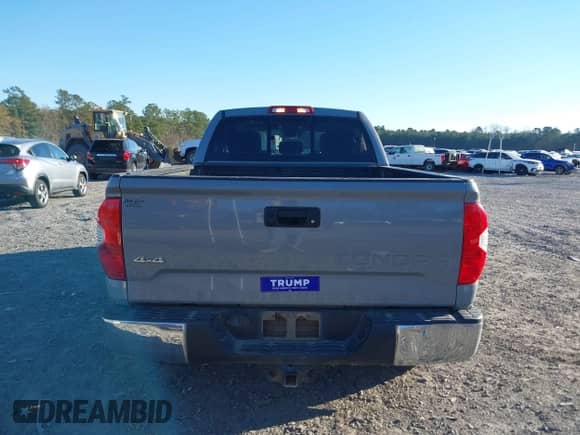 2018 Toyota Tundra SR с VIN 5TFUW5F16JX756387, выставлен на аукционе IAAI как лот 41304190 с пробегом 221 970 миль миль и . История ставок и продаж доступна на DreamBid. Изображение 16.