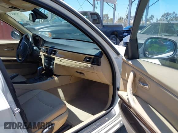 2010 BMW 3 Series 328i с VIN WBAPH5C5XAA439453, выставлен на аукционе IAAI как лот 42636515 с пробегом 98 702 миль миль и . История ставок и продаж доступна на DreamBid. Изображение 5.