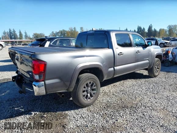 2021 Toyota Tacoma SR5 z VIN 3TMDZ5BN4MM106371, wystawiony jako IAAI lot #43451030 z przebiegiem 47 236 mil mil oraz . Historia ofert i sprzedaży dostępna na DreamBid. Obrazek 4.