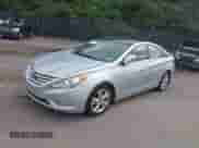 2012 Hyundai Sonata SE z VIN 5NPEC4AC7CH395590, wystawiony jako IAAI lot #43061873 z przebiegiem 135 682 mil mil oraz . Historia ofert i sprzedaży dostępna na DreamBid. Obrazek 2.