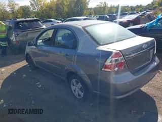 2008 Chevrolet Aveo LS z VIN KL1TD56628B067166, wystawiony jako IAAI lot #43382174 z przebiegiem 180 707 mil mil oraz . Historia ofert i sprzedaży dostępna na DreamBid. Obrazek 3.