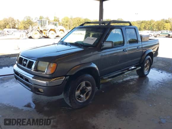 2000 Nissan Frontier XE z VIN 1N6ED27Y7YC359063, wystawiony jako IAAI lot #43511807 z przebiegiem 253 190 mil mil oraz . Historia ofert i sprzedaży dostępna na DreamBid. Obrazek 2.