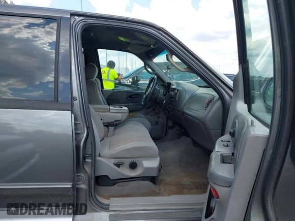 2002 Ford F-150 XLT z VIN 1FTRW07662KB92760, wystawiony jako IAAI lot #42993135 z przebiegiem 317 673 mil mil oraz . Historia ofert i sprzedaży dostępna na DreamBid. Obrazek 5.