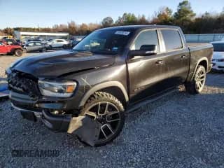 2019 Ram 1500 Rebel z VIN 1C6RRELT1KN717052, wystawiony jako Copart lot #80628014 z przebiegiem 47 405 mil mil oraz Szkoda całkowita • Salvage title. Historia ofert i sprzedaży dostępna na DreamBid. Obrazek 1.