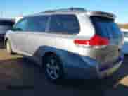 2011 Toyota Sienna LE z VIN 5TDKK3DC2BS173107, wystawiony jako IAAI lot #43498489 z przebiegiem 258 029 mil mil oraz . Historia ofert i sprzedaży dostępna na DreamBid. Obrazek 3.