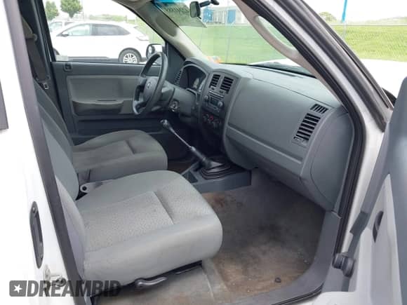 2007 Dodge Dakota ST z VIN 1D7HE22K07S275841, wystawiony jako IAAI lot #42241585 z przebiegiem 135 542 mil mil oraz . Historia ofert i sprzedaży dostępna na DreamBid. Obrazek 5.