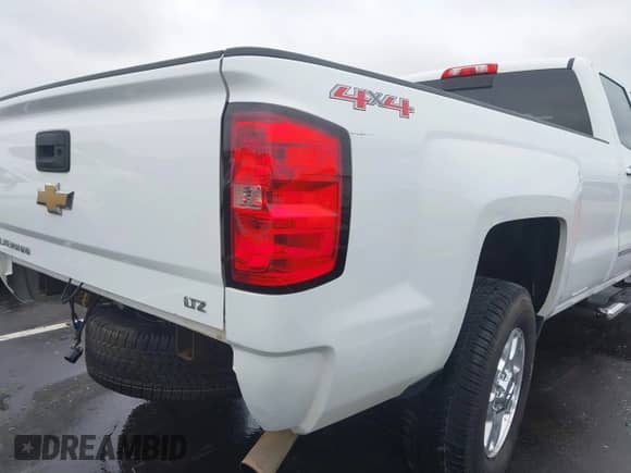 2015 Chevrolet Silverado 2500HD LTZ с VIN 1GC1KWEG9FF120280, выставлен на аукционе IAAI как лот 42916797 с пробегом 148 224 миль миль и . История ставок и продаж доступна на DreamBid. Изображение 19.