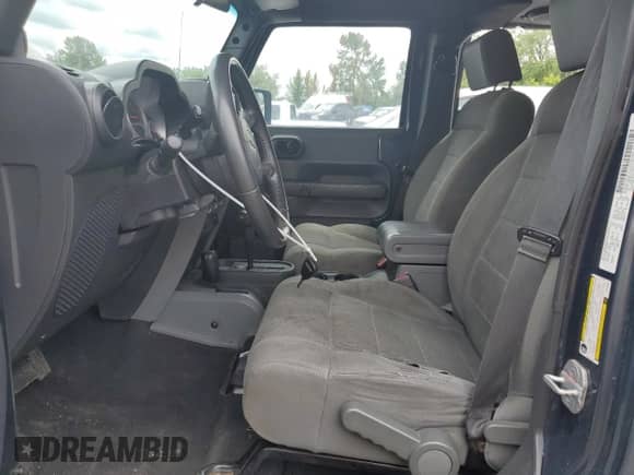 2007 Jeep Wrangler Unlimited Sahara z VIN 1J4GA59107L120503, wystawiony jako Copart lot #62967165 z przebiegiem 108 035 mil mil oraz Szkoda całkowita • Salvage title. Historia ofert i sprzedaży dostępna na DreamBid. Obrazek 7.