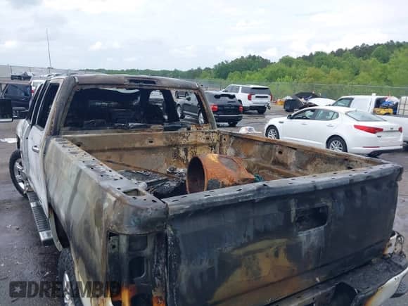 2017 Chevrolet Silverado 2500HD LTZ z VIN 1GC1KWEY8HF148633, wystawiony jako IAAI lot #42112861 z przebiegiem Nie podano mil oraz . Historia ofert i sprzedaży dostępna na DreamBid. Obrazek 6.